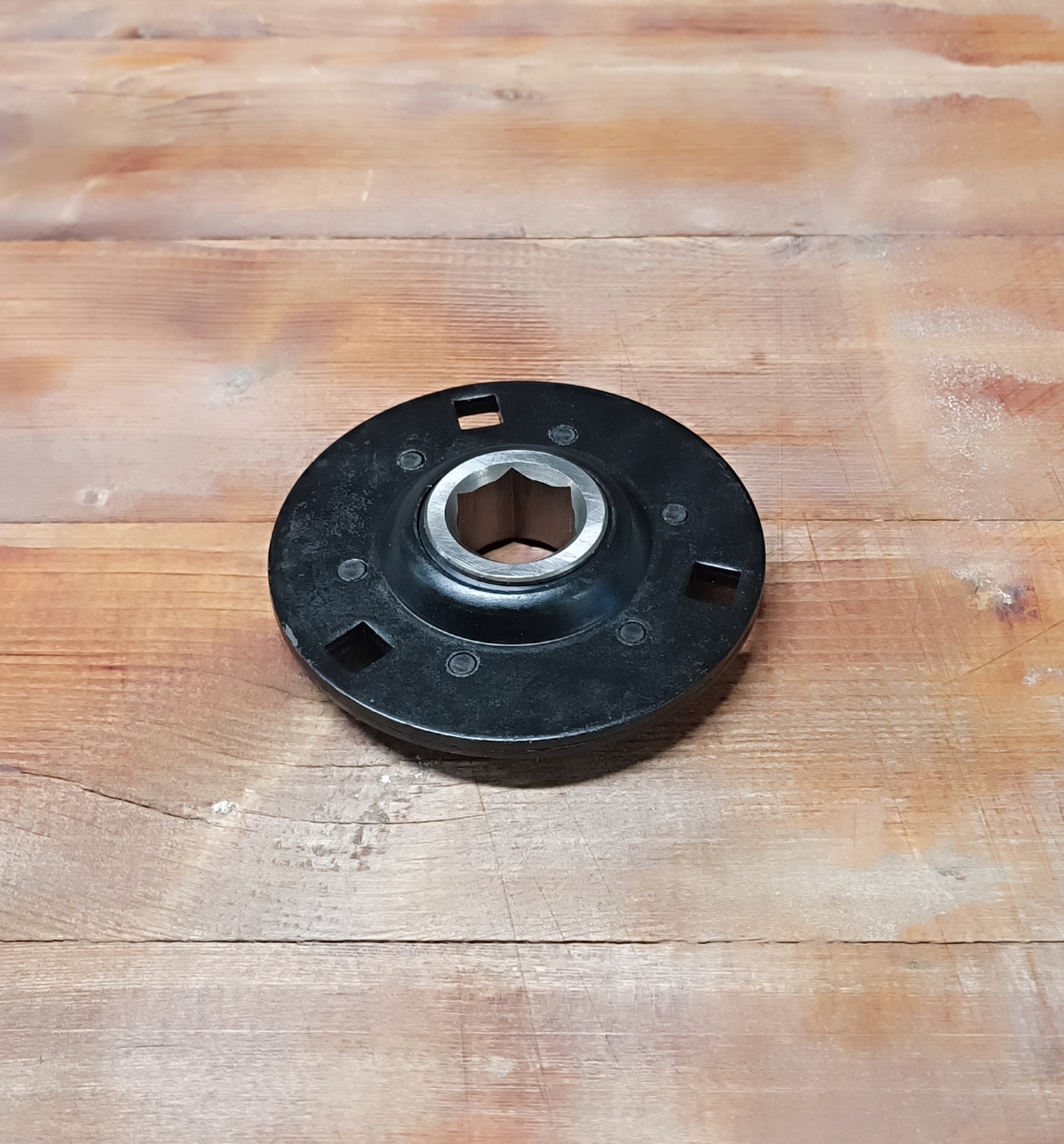 AE28843 / Lager mit 6-kant im genieteten Stahlblechg. PF-206